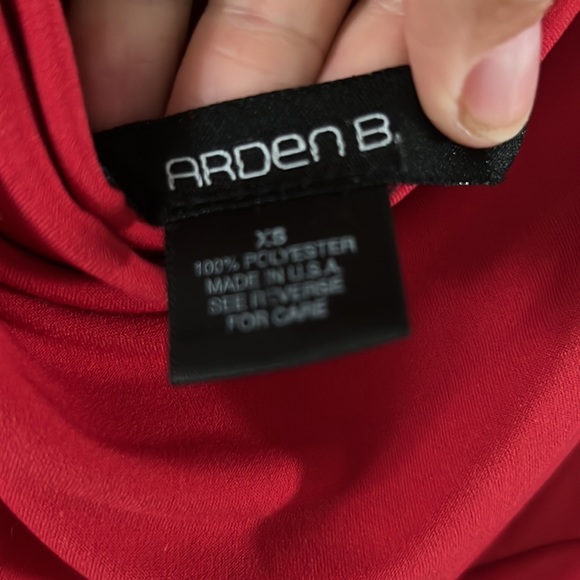 Arden b. And h&m sleeveless shirts! Both have stretch in fabric. Xs - Picture 5 of 6